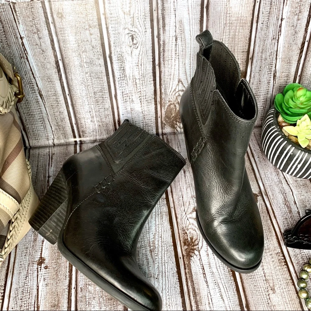 VINCE CAMUTO Classic Fall Minimalist Black Leather VP-Highland Ankle Boots, 6.5